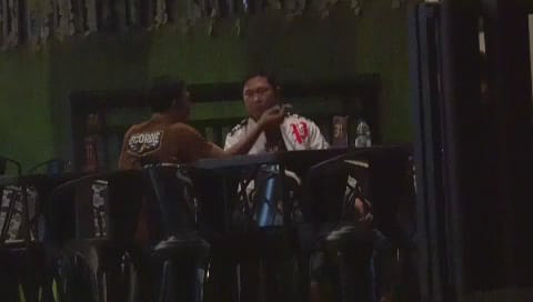 Suami Ainun Indarsih (jaket putih), dan oknum hakim inisial YAP (kaos coklat) saat pertemuan di salah satu warkop ternama di Kota Kendari. Foto: istimewa