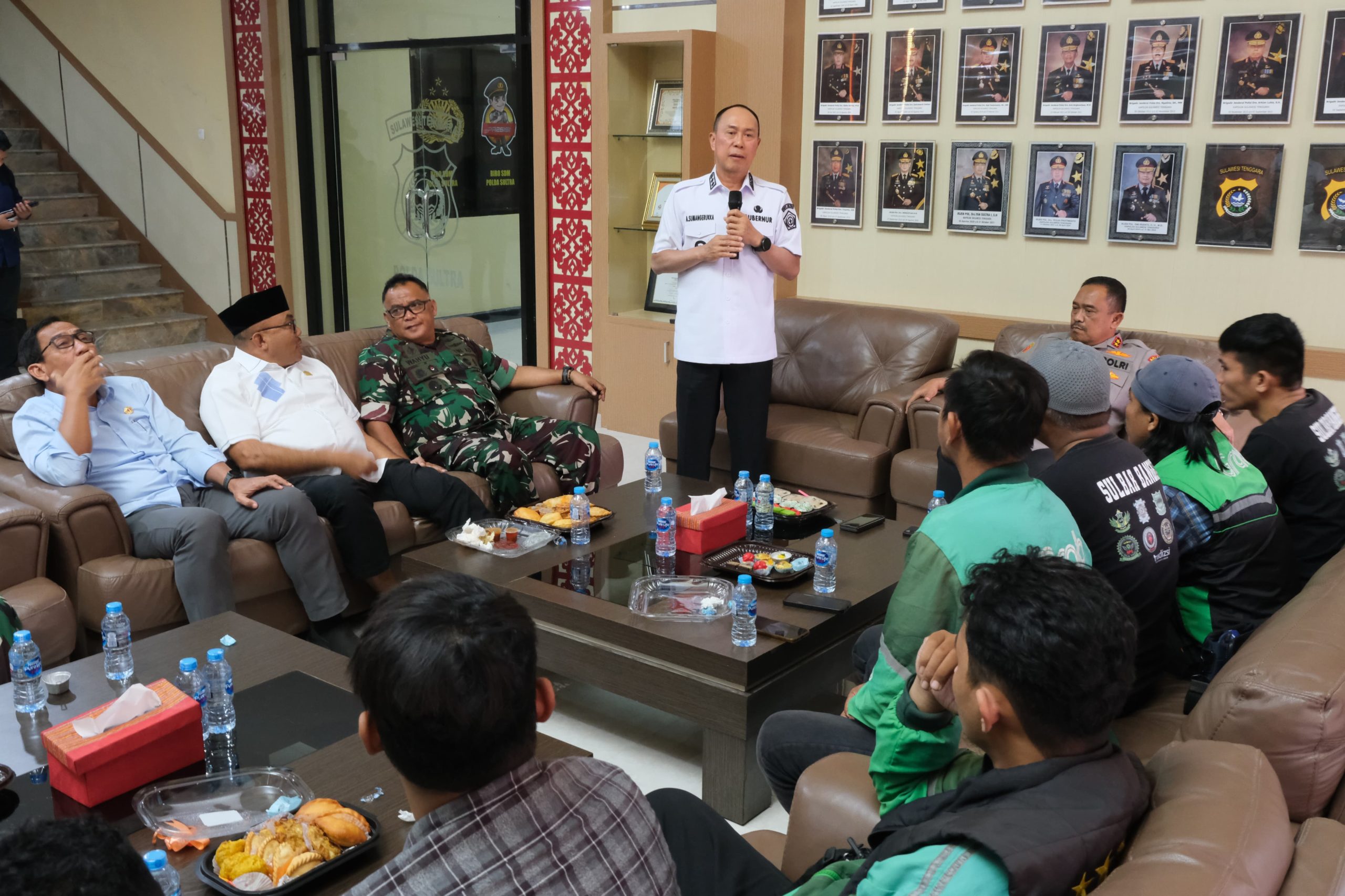 Gubernur Sultra Mayjen TNI (Purn) Andi Sumangerukka