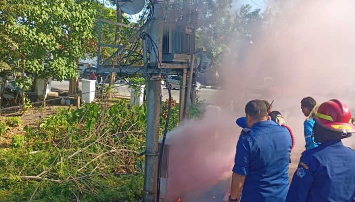 Gerak Cepat Damkar Kendari Amankan Kebakaran Trafo Dekat Kantor Pertanahan