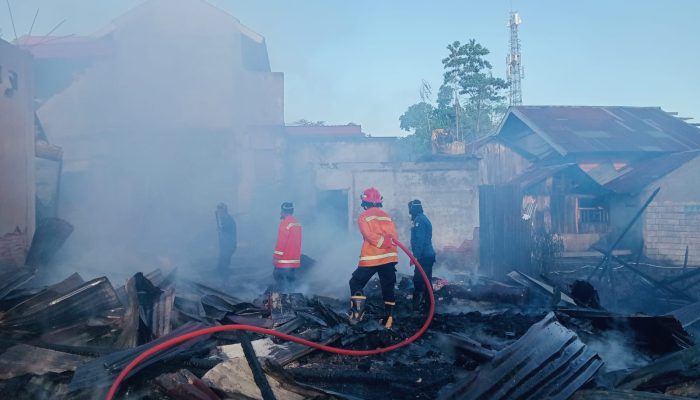 Kebakaran Hebat di Watulondo, Tiga Rumah Warga Hangus