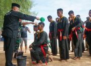 Kasi Ops Korem 143/HO Pimpin Kenaikan Sabuk Pencak Silat di Pantai Toronipa