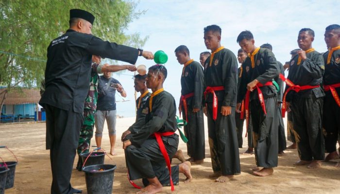 Kasi Ops Korem 143/HO Pimpin Kenaikan Sabuk Pencak Silat di Pantai Toronipa