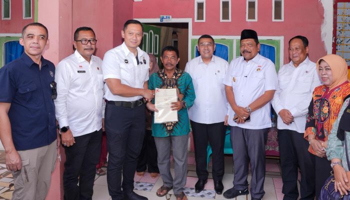 Bersama Menko AHY Serahkan Sertipikat Tanah untuk Rakyat di Bengkulu, Wamen Ossy Apresiasi Peran Pemerintah Daerah