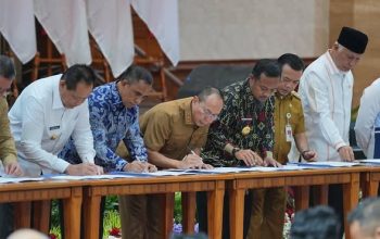 Fokus Pabrik Tebu Konawe Selatan. Gubernur Sultra Andi Sumangerukka menegaskan dukungan penuh terhadap program hilirisasi perkebunan nasional. Komoditas tebu menjadi prioritas pertama Sultra, didukung dengan rencana pembangunan pabrik di Konawe Selatan.