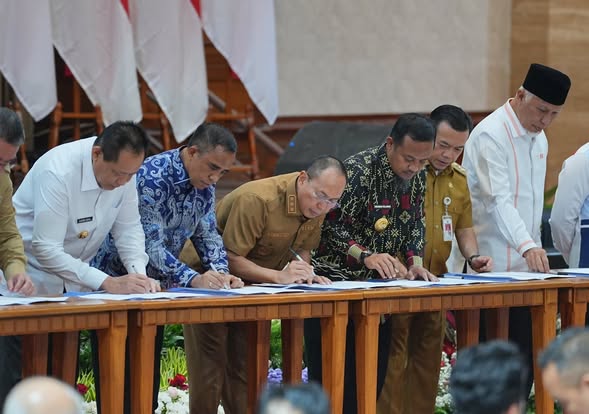 Fokus Pabrik Tebu Konawe Selatan. Gubernur Sultra Andi Sumangerukka menegaskan dukungan penuh terhadap program hilirisasi perkebunan nasional. Komoditas tebu menjadi prioritas pertama Sultra, didukung dengan rencana pembangunan pabrik di Konawe Selatan.