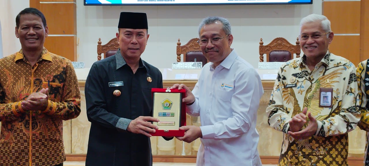 Gubernur Andi Sumangerukka