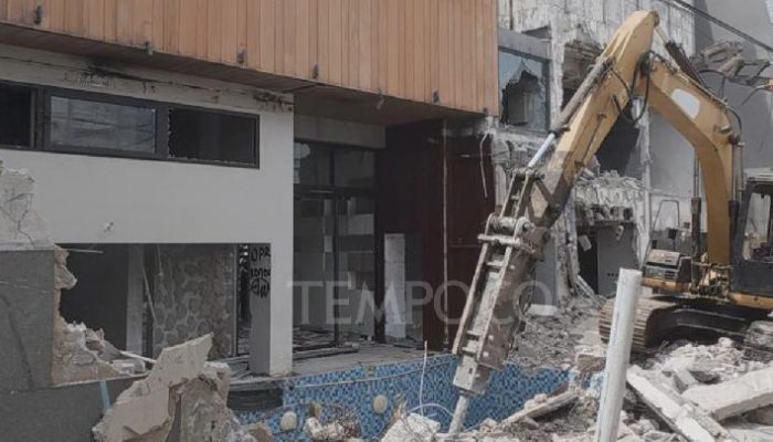 Buntut Kerusuhan Agustus, Ahmad Sahroni Robohkan Rumah Tiga Lantai di Tanjung Priok