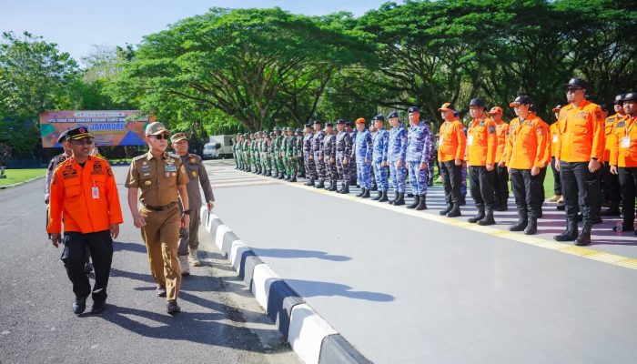 Gubernur ASR Serahkan Bantuan Ambulans dan Instruksikan Anggaran Bencana di Sultra