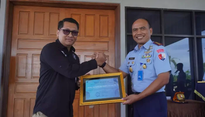 Perangi Narkoba Jalur Udara, BNNP Sultra Beri Penghargaan Danlanud Haluoleo
