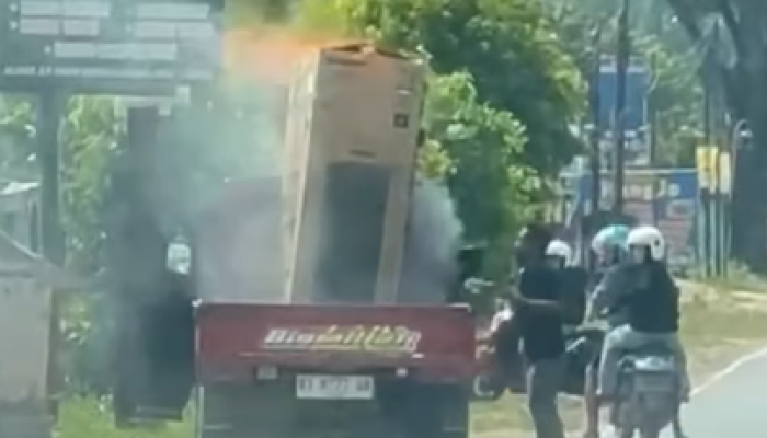Kulkas dalam Pikap Terbakar Hebat di Jalan Poros Konawe, Diduga Akibat Cuaca Panas
