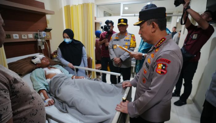 Jenguk Korban, Kapolri Pastikan Trauma Healing Siswa SMAN 72 Berjalan Optimal