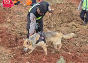 205 Personel Gabungan Polri Sisir Timbunan Material Longsor di Tarukahan dan Cibuyut