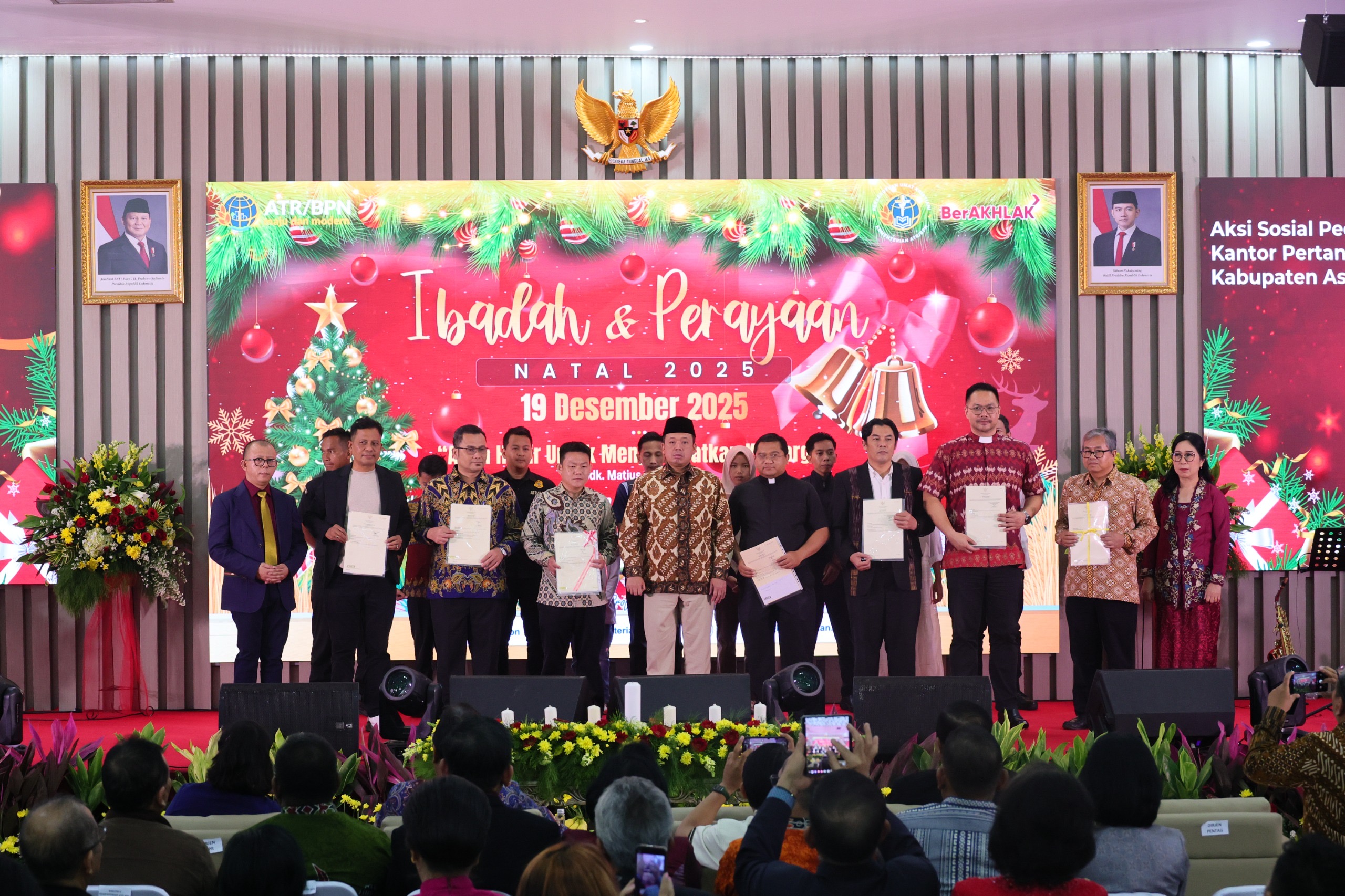 Menteri ATR/Kepala BPN Nusron Wahid menyerahkan sertipikat tanah untuk rumah ibadah sebagai wujud pelayanan inklusif bagi seluruh umat beragama, Jumat (19/12/2025).