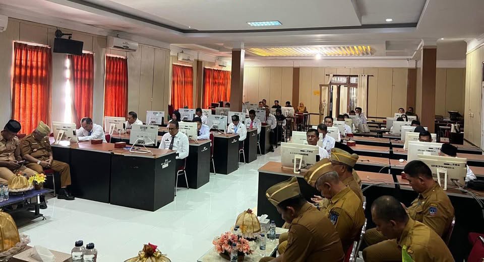 ejumlah aparatur sipil negara (ASN) lingkup Pemerintah Kabupaten Kolaka mengikuti tahapan seleksi kompetensi bidang dalam rangka seleksi terbuka Jabatan Pimpinan Tinggi (JPT) Pratama di Aula BKPSDM Kolaka, Senin (29/12)