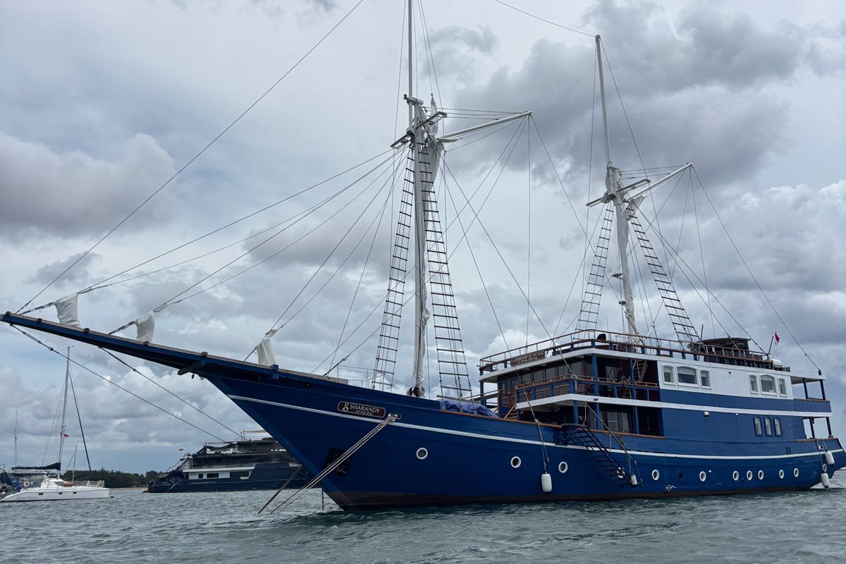 kapal pinisi tenggelam bali,