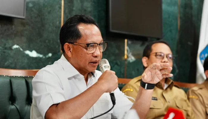 Kemendagri Berhentikan Sementara Bupati Aceh Selatan karena Umrah Saat Tanggap Darurat