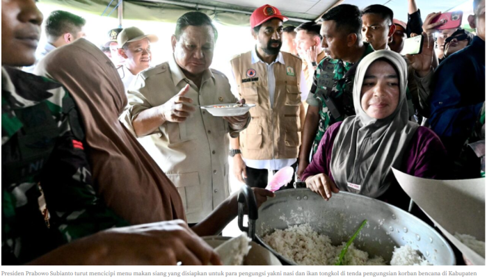 Cek Logistik Korban Bencana, Presiden Prabowo Cicipi Menu Dapur Umum