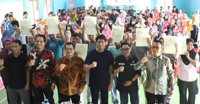 Momen penyerahan sertipikat PTSL 2025 di Desa Rakadua, Bombana, sebagai bentuk kepastian hukum hak atas tanah masyarakat