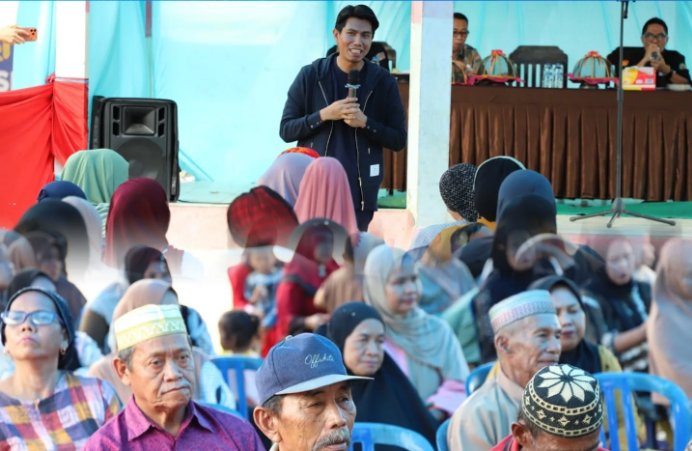 Bahtra S.Pwk saat memberikan sosialisasi program strategis ATR/BPN di Desa Matabundu Bombana