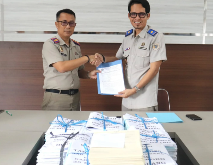 Prosesi serah terima hasil pekerjaan PTSL 2025 di Kantor Pertanahan Kabupaten Bombana