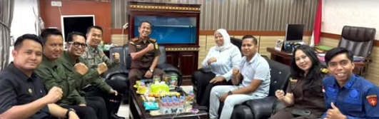 Kepala BPN Bombana Tageli Lase saat melakukan kunjungan silaturahmi ke Kejaksaan Negeri Bombana