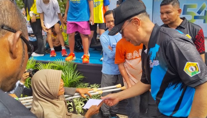 Gubernur ASR Berbagi Rezeki dengan Puluhan Pedagang UKM di Tugu Religi