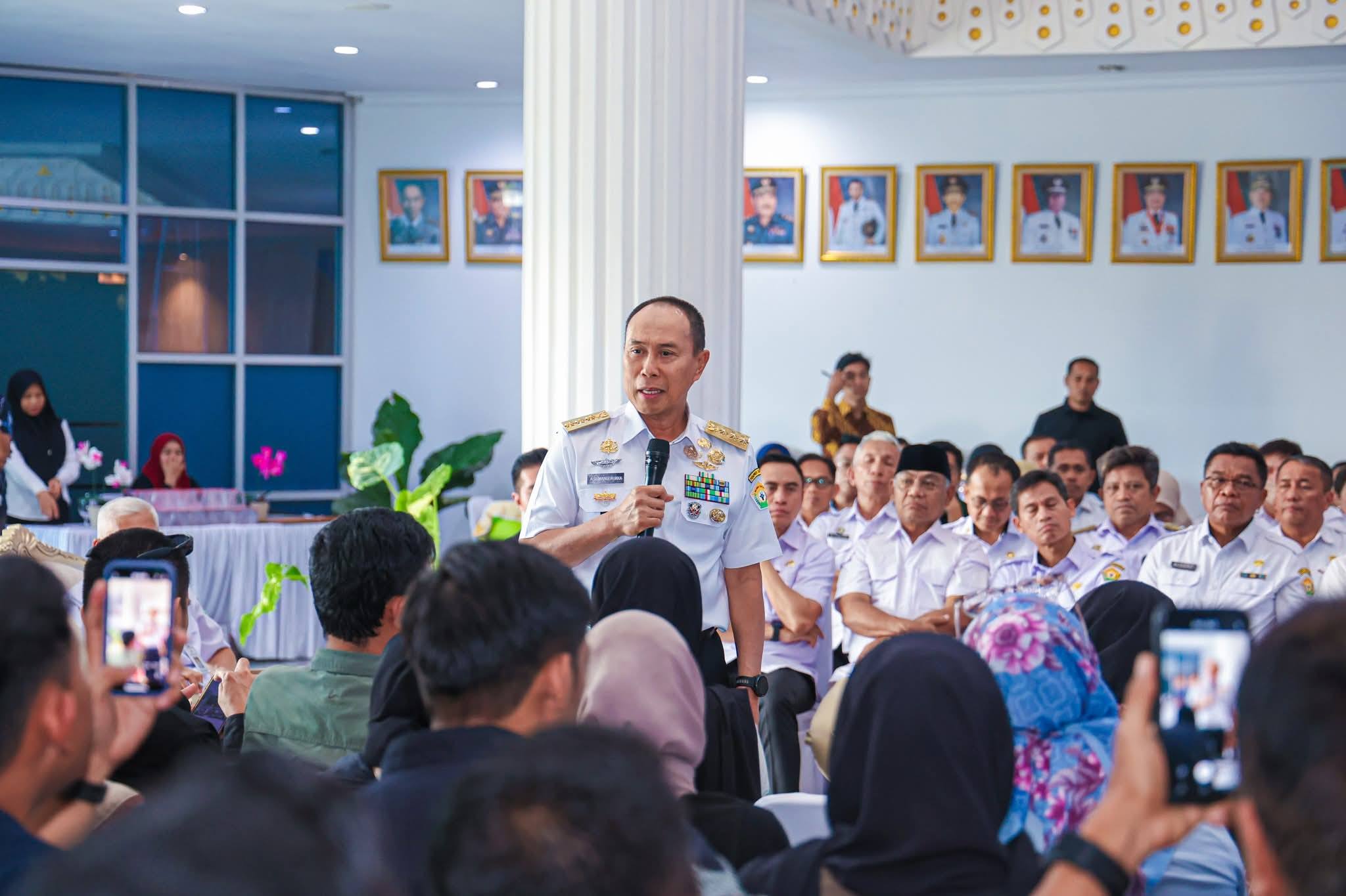 Gubernur Mayjen TNI (Purn) Andi Sumangerukka (ASR)