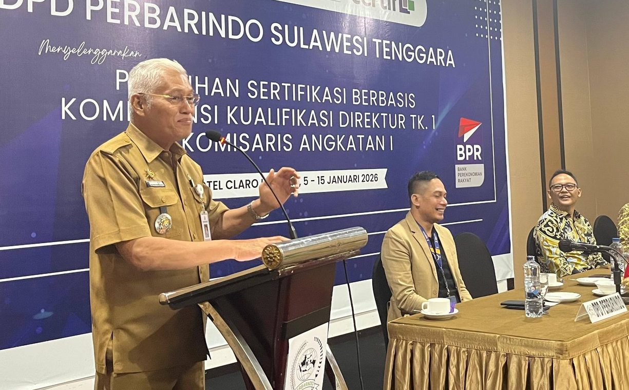 BUKA PELATIHAN. Sekda Sultra Drs. H. Asrun Lio, M.Hum., Ph.D, saat memberikan Arah pada pembukaan Pelatihan Sertifikasi Direktur dan Komisaris BPR di Kendari, Senin (6/1)