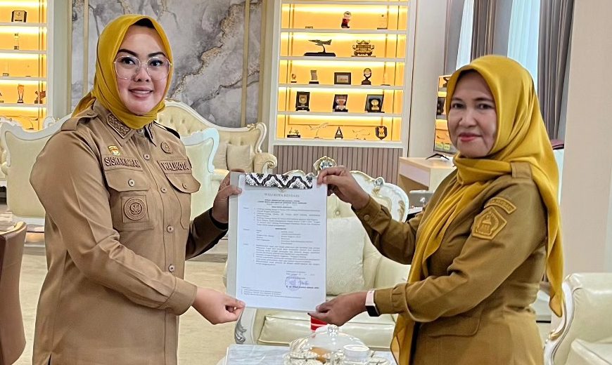 "PENYERAHAN SK. Wali Kota Kendari dr. Hj. Siska Karina Imran, SKM saat menyerahkan surat perintah tugas kepada Plt Kadis Sosial dan Plt Lurah Mata di ruang kerjanya, Selasa (6/1).."