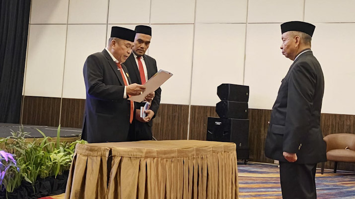 Ketua Yayasan Perguruan Tinggi Universitas Sulawesi Tenggara (Unsultra) Dr. M. Yusuf secara resmi melantik Prof. Andi Bahrun sebagai Rektor Unsultra untuk periode 2025-2029, pada Rabu (31/12/2025)