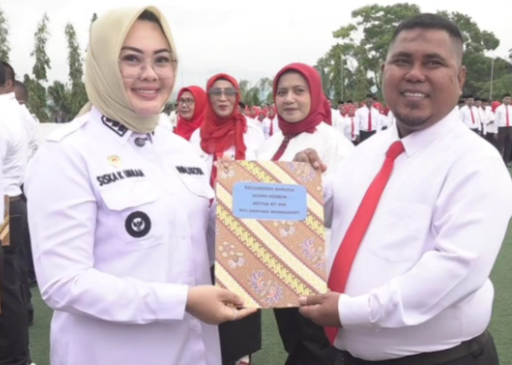 RESMI BERTUGAS. Wali Kota Kendari dr. Hj. Siska Karina Imran, SKM saat mengukuhkan Ketua RT dan RW se-Kota Kendari di Balai Kota, Rabu (7/1)."