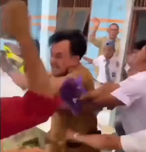 Video Viral Guru Dikeroyok Siswa