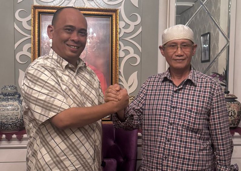 "SINERGI SENIOR DAN JUNIOR. Ketua KONI Sultra Andi Ady Aksar saat menerima wejangan dari Lukman Abunawas di Kendari, Senin (5/1). Keduanya sepakat bahwa kesejahteraan atlet adalah kunci prestasi utama olahraga Sultra."