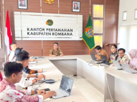 Kepala Kantor Pertanahan (Kakantah) Kabupaten Bombana, Tageli Lase, S.SiT