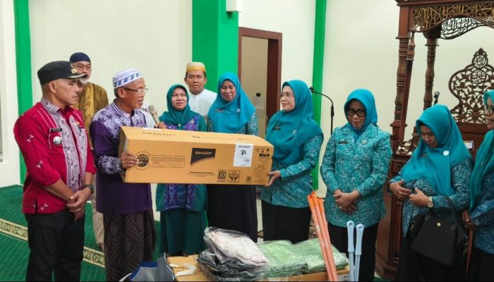 Masjid Al-Furqaan Kendari Terima Dukungan Fasilitas Kebersihan dari TP-PKK Sultra