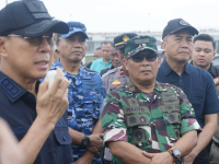 Danrem 143/Halu Oleo Brigjen TNI R. Wahyu Sugiarto pantau langsung pelepasan mudik gratis rute Kendari-Bobong sebagai bentuk sinergi TNI-Pemprov