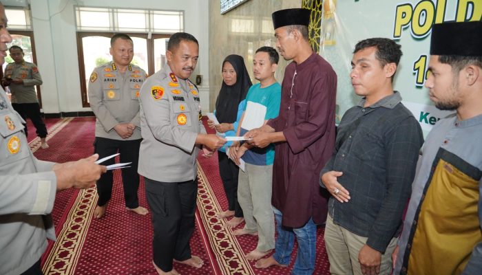 Sambut Lebaran 2026, Kapolda Sultra Salurkan Zakat Fitrah ke Ratusan Santri dan Difabel