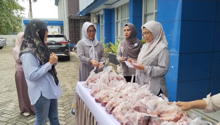 Idul Adha dan Semangat Berbagi, Ketua TP PKK Sultra Salurkan Paket Kurban bagi Warga dan Pekerja Rumah Sakit