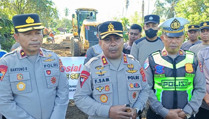 Polri untuk Masyarakat: Ketika Polisi Menambal Jalan dan Menguatkan Dapur Warga Konawe Selatan