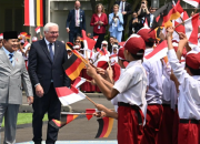 Meriah! Ratusan Pelajar Kibarkan Bendera Sambut Presiden Jerman di Istana Merdeka