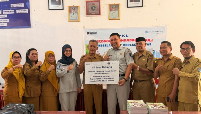 Tekan Angka Kecelakaan Usia Muda, Jasa Raharja Sultra Pasang Rambu Zona Aman di SMPN 3 Kendari
